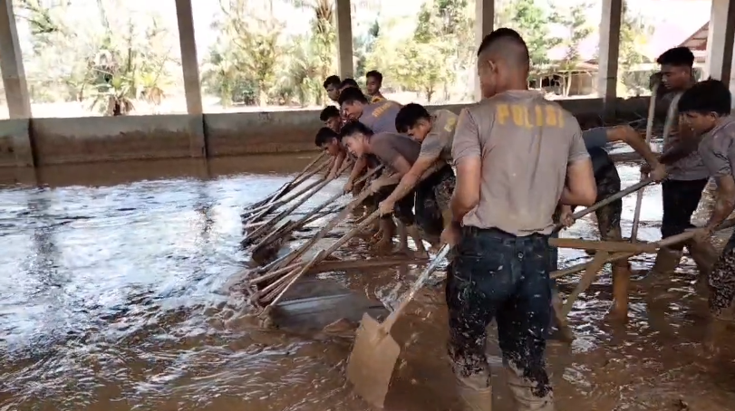 Brimob Polda Sumut Bersihkan Lumpur di Aula SMP Swasta Santo Fransiskus Pandan Pascabencana