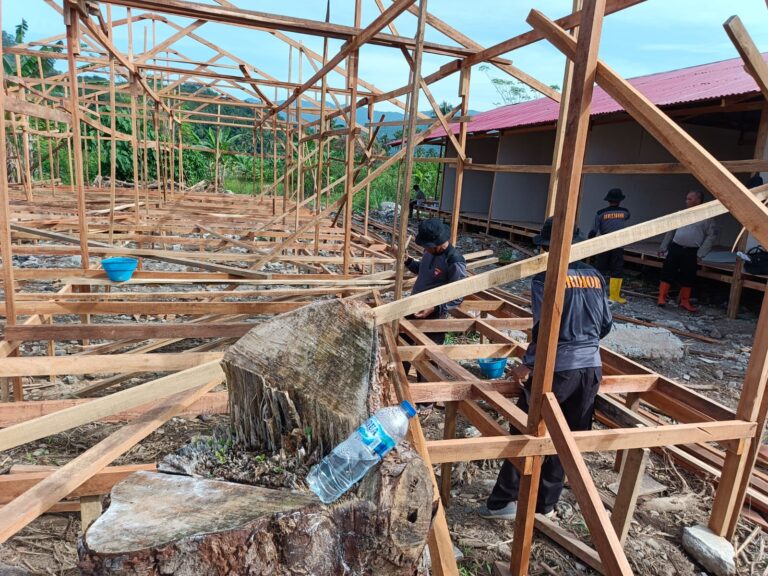 Capai 47 Unit, Pembangunan Huntara Sat Brimob Polda Sumbar Terus Berjalan di Pauh