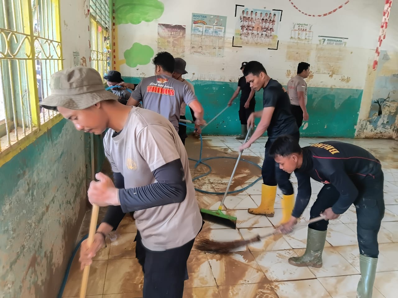 Pasbrimob 1 BKO Polres Tapteng Laksanakan Aksi Kemanusiaan Pascabencana