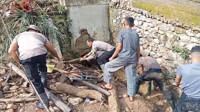 Gotong Royong Pascabanjir, Polri Pulihkan Drainase Tersumbat dan Gorong-gorong di Rusip Antara
