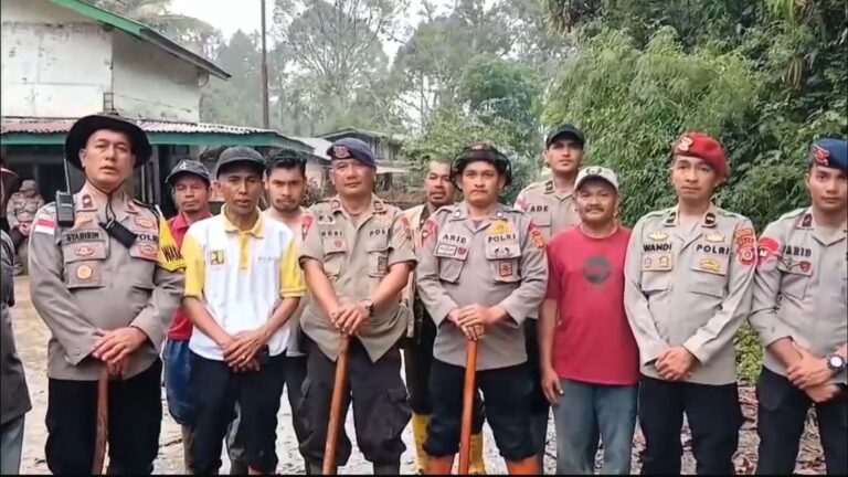 Di Tengah Lumpur dan Harapan, Polri Bersama Warga Buka Akses Jalan Kampung Setie Pascabencana