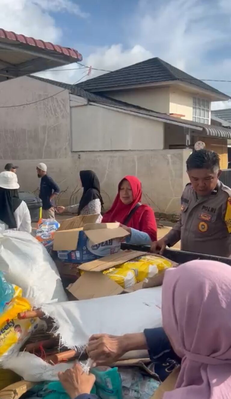 Polri Salurkan Bantuan Sembako untuk Warga Terdampak Banjir Bandang di Gurun Laweh