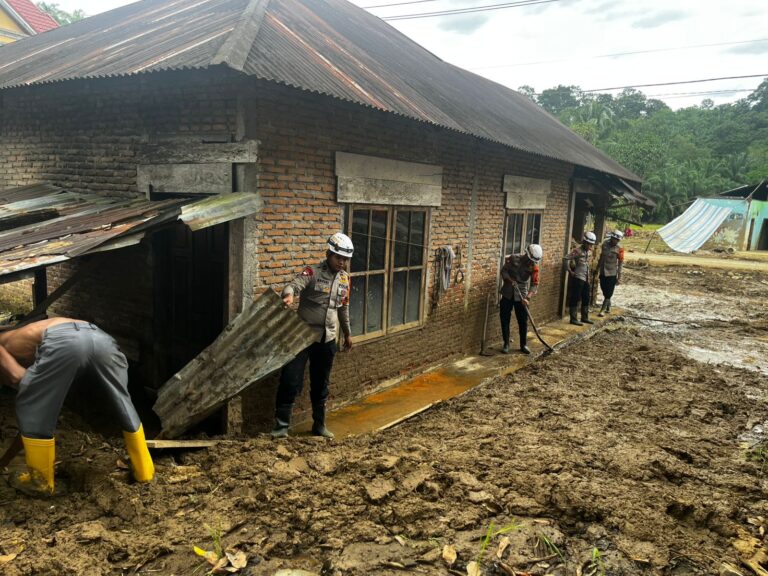 Tim SAR Brimob BKO Polda Sumbar Lakukan Pencarian Korban dan Salurkan Bantuan Banjir di Palembayan
