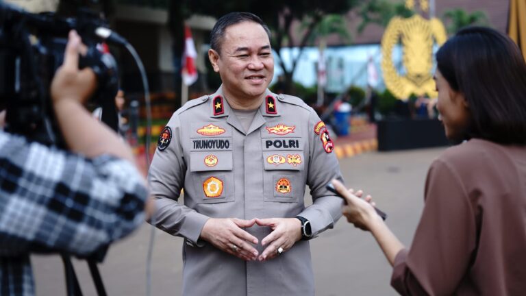 Tak Kenal Hari Libur, Polri Bersama Warga Bangun Jembatan Darurat Pascabencana di Aceh Tengah