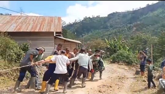 Tak Kenal Hari Libur, Polri Bersama Warga Bangun Jembatan Darurat Pascabencana di Aceh Tengah