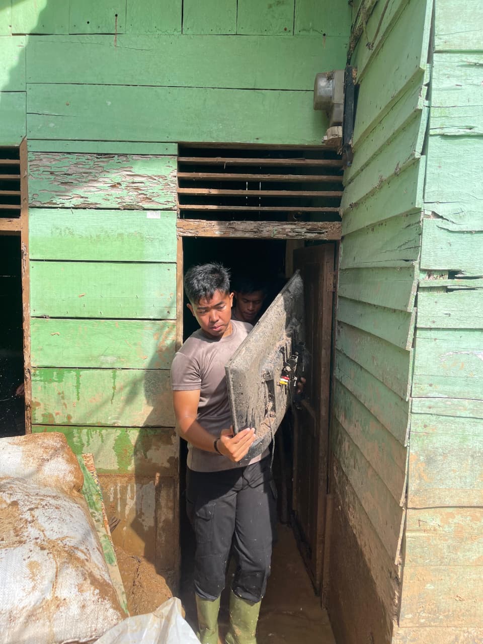 Brimob Polda Sumut Gotong Royong Bersihkan Rumah Warga Terdampak Banjir dan Longsor di Tapanuli Tengah