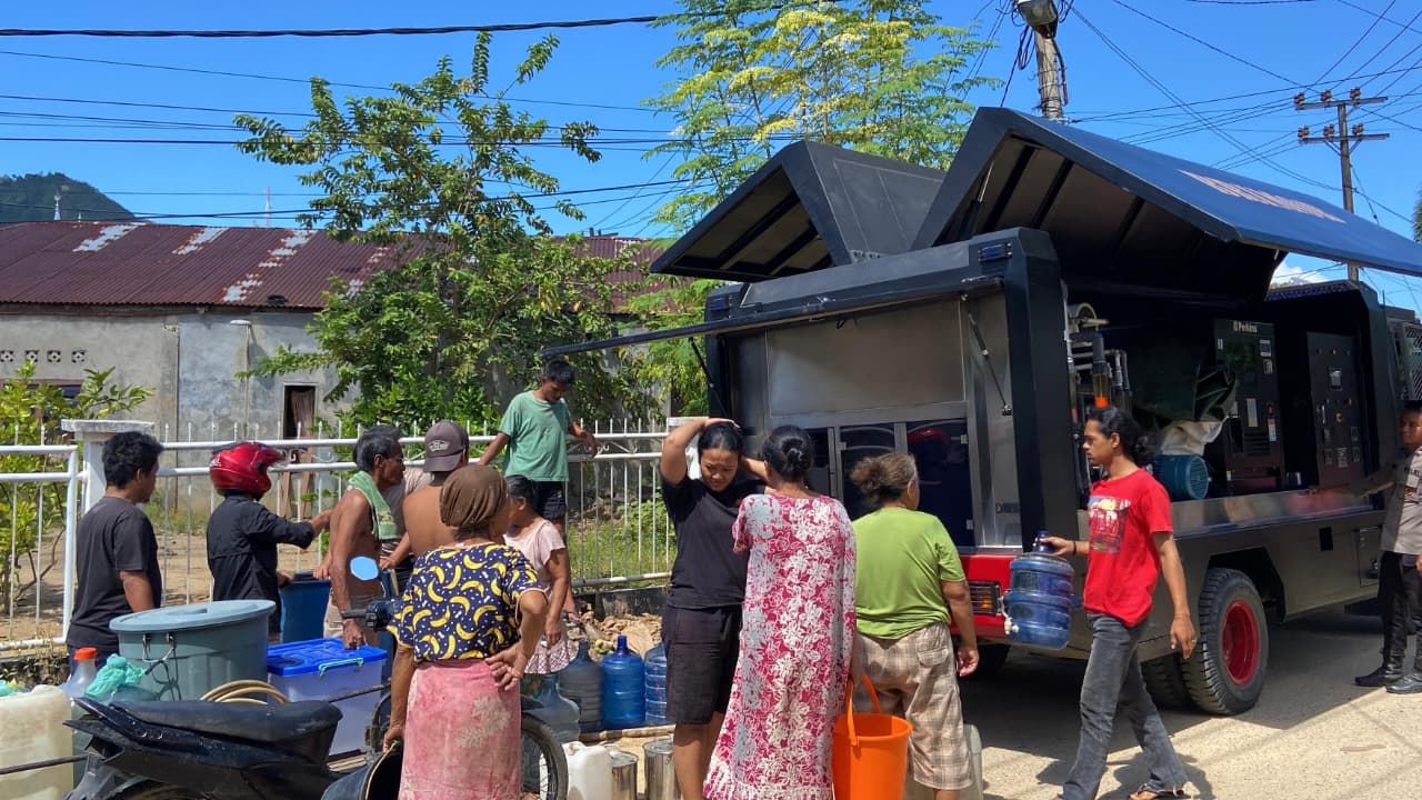 Brimob Polda Sumut Distribusikan Air Bersih ke Desa Sibuluan Nauli Pascabencana