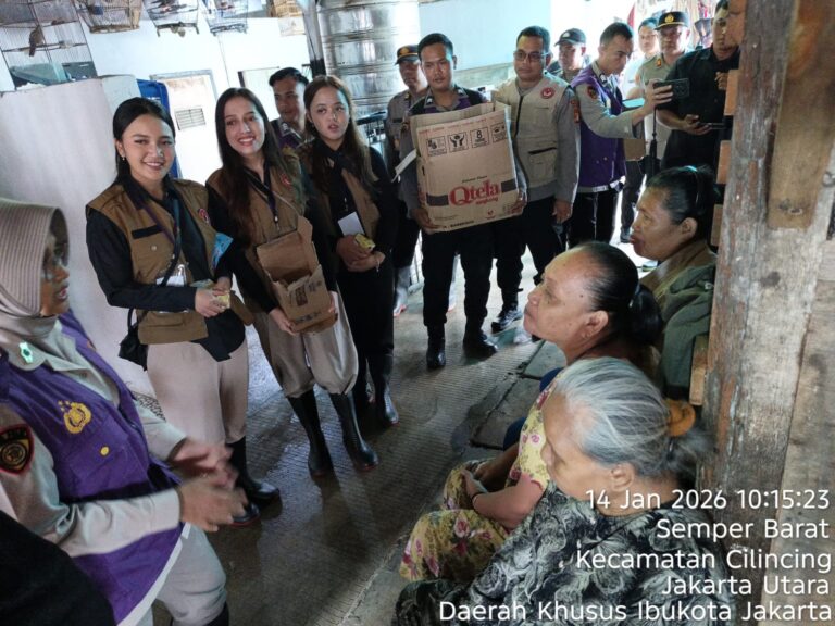 Tim Trauma Healing Polri Bersama Relawan Mahasiswa UI Hadir Bersama Warga Pascabanjir di Cilincing -14 at 16.14.19