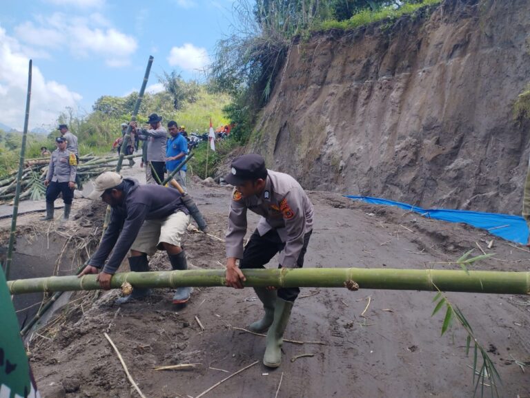Gotong Royong Menahan Longsor: Polsek Kute Panang dan Warga Lukup Sabun Barat Bersatu Menjaga Jalan Kehidupan
