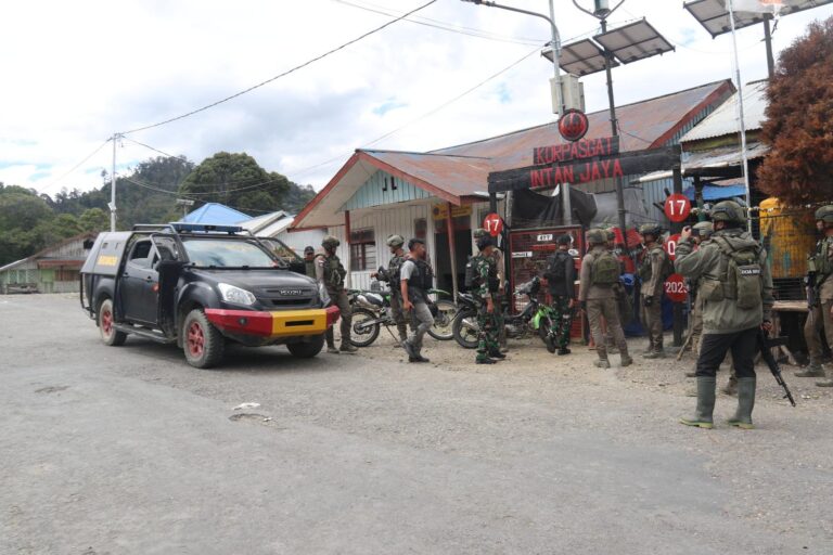Satgas Operasi Damai Cartenz Jaga Keamanan Bandara Bilogai, Pastikan Akses Logistik Warga Intan Jaya Tetap Lancar