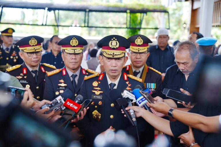 Hadiri Pemakaman, Kapolri : Pesan Eyang Meri Jadi Inspirasi dan Semangat Keluarga Besar Polri