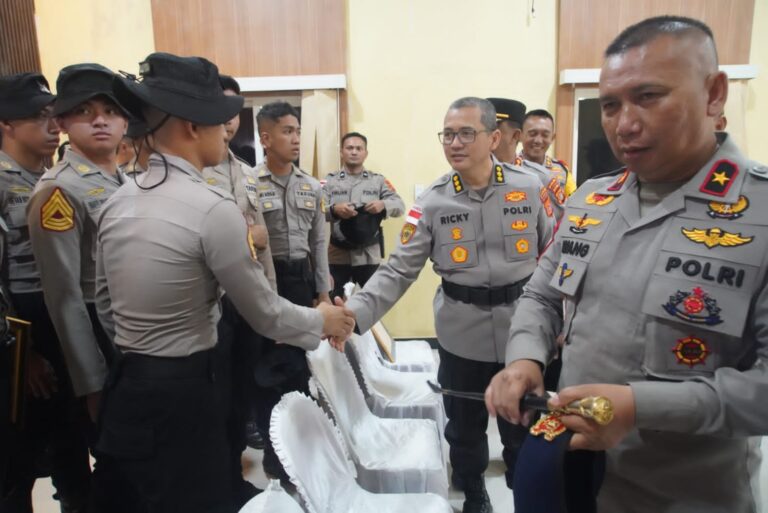 Kapolda Aceh Beri Penghargaan kepada Danyon Taruna Akpol dan Taruna Akpol atas Dedikasi Kemanusiaan di Aceh Tamiang