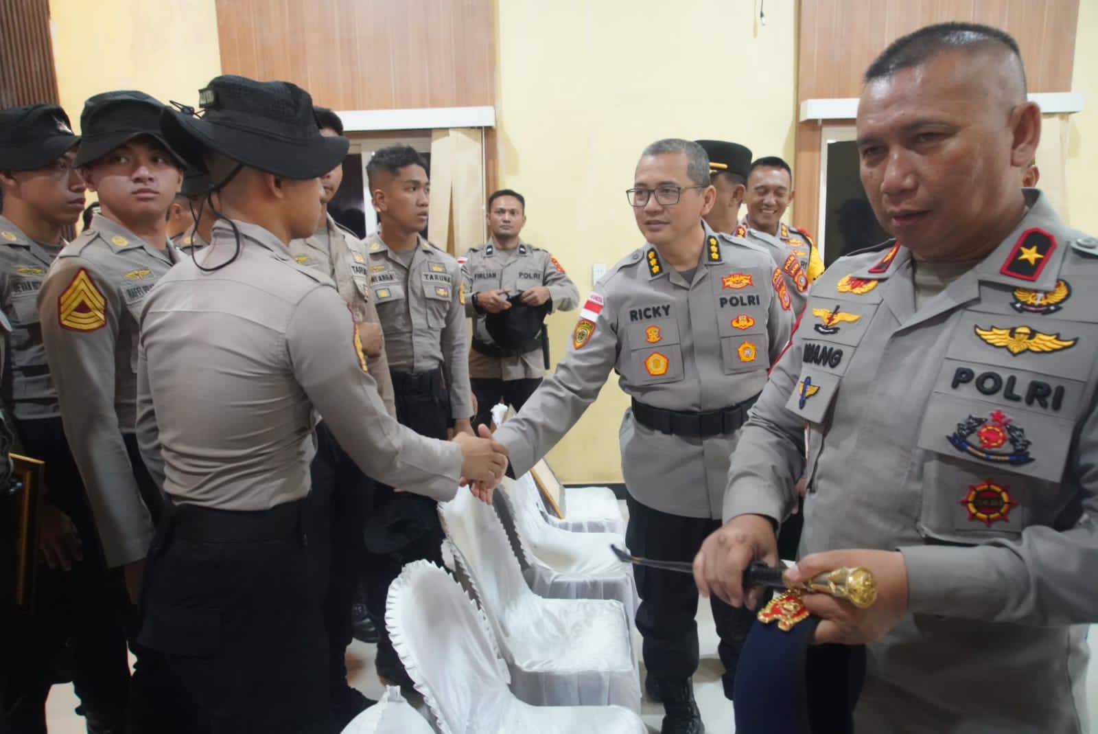 Kapolda Aceh Beri Penghargaan kepada Danyon Taruna Akpol dan Taruna Akpol atas Dedikasi Kemanusiaan di Aceh Tamiang