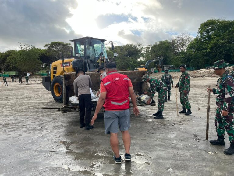Polda Bali bersama TNI dan Masyarakat Gelar Karya Bakti Pembersihan Pantai Kedonganan dan Kuta