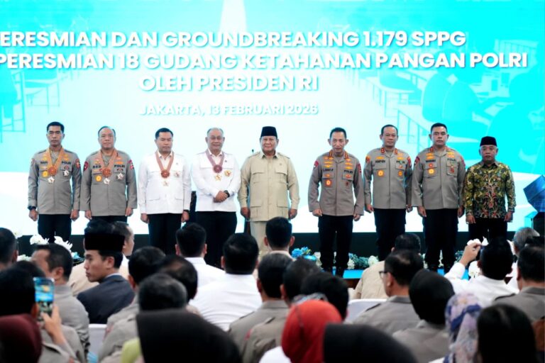 Presiden Prabowo Subianto Anugerahkan Bintang Jasa dan Satyalancana Wira Karya kepada Penggerak MBG dan Rantai Pasok SPPG Polri