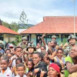 Satgas Ops Damai Cartenz 2026 Latih Disiplin dan Karakter Siswa SD Dondobaga di Mulia