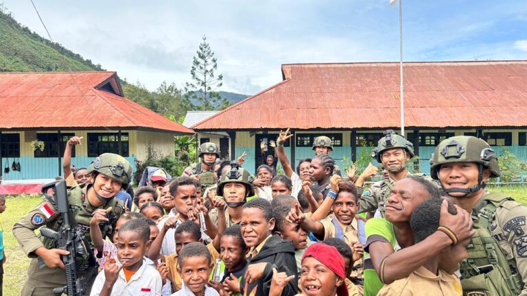 Satgas Ops Damai Cartenz 2026 Latih Disiplin dan Karakter Siswa SD Dondobaga di Mulia