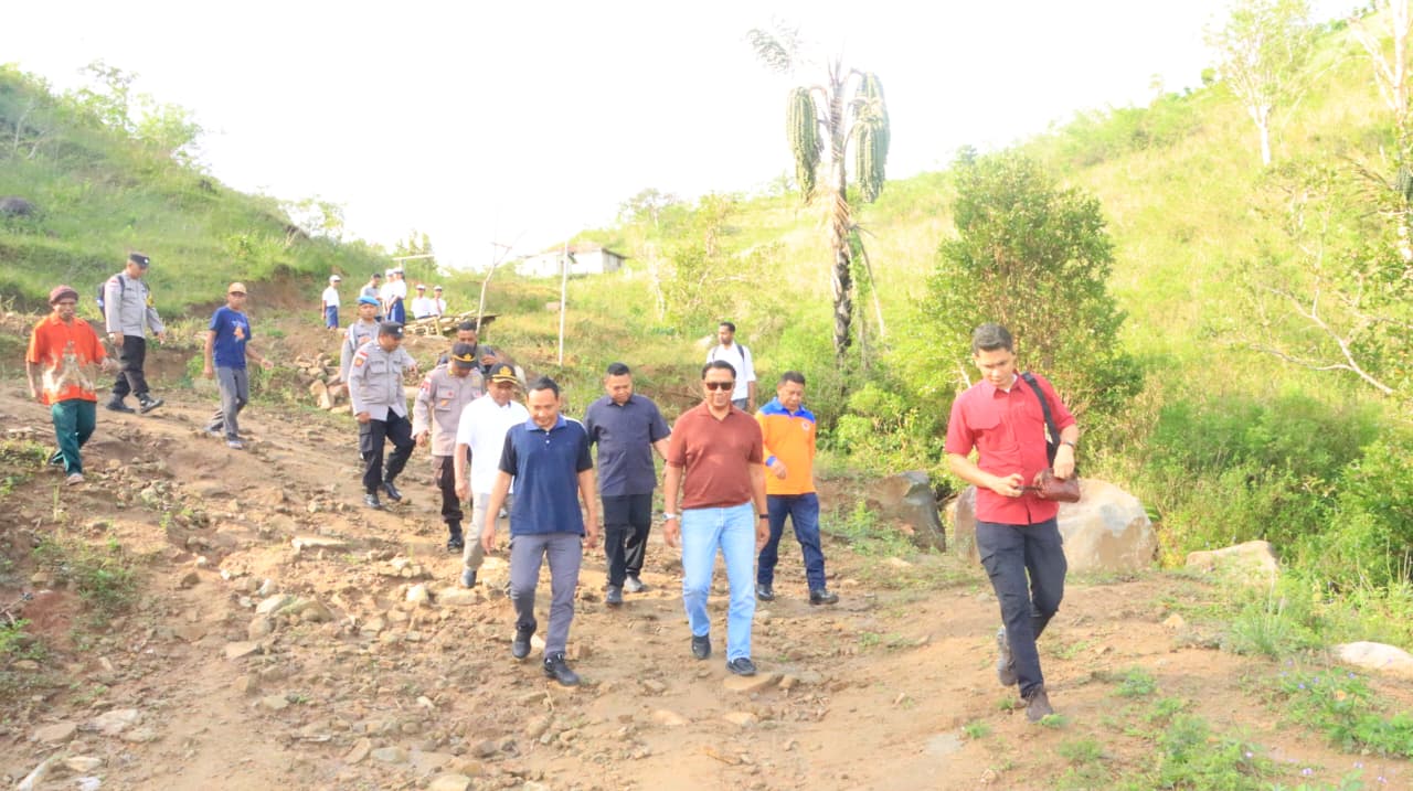 Wakapolda NTT Tinjau SMP Negeri 48 Sa Ate Gaikiu, Dirikan Tenda Darurat dan Salurkan Bantuan Pendidikan