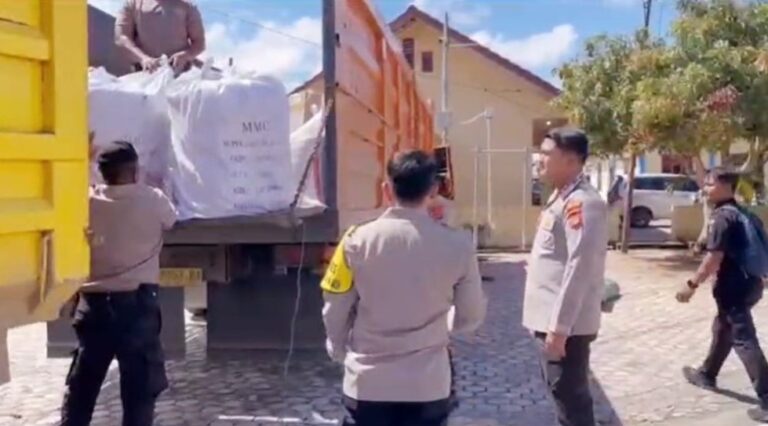 Wujudkan Kepedulian Polri, Polres Aceh Timur Salurkan Bantuan Logistik Kapolri ke 14 Titik Pengungsian Banjir