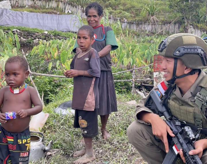 Sentuhan Humanis di Sinak : Satgas Damai Cartenz Bangun Kepercayaan Lewat Interaksi Anak-anak