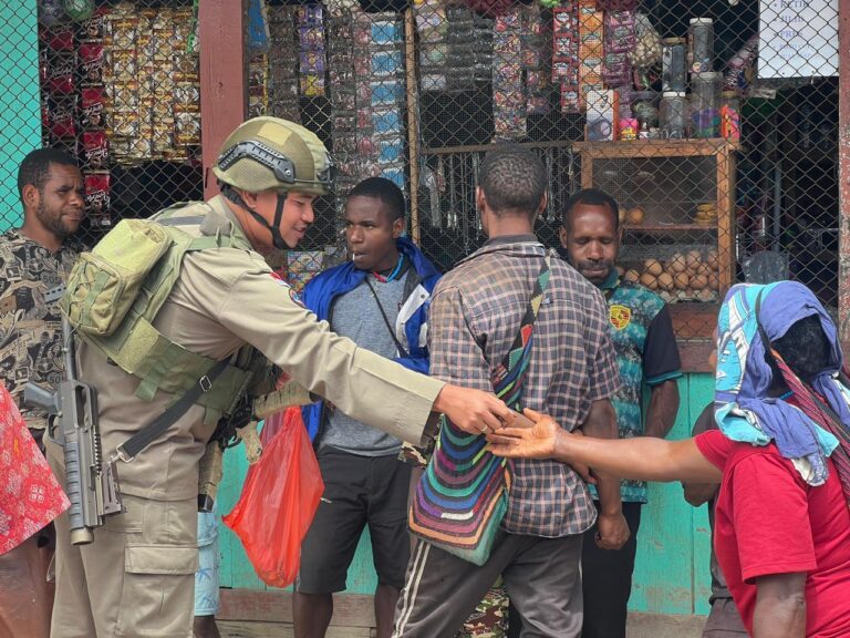 Hadirkan Pendekatan Diri dengan Masyarakat, Personel Ops Damai Cartenz Belanja dan Berbagi di Sinak