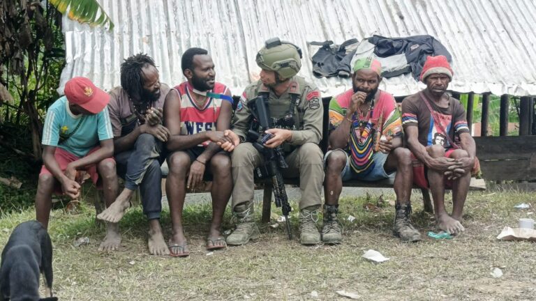 Patroli Humanis di Intan Jaya, Satgas Ops Damai Cartenz Duduk dan Berdialog dengan Warga