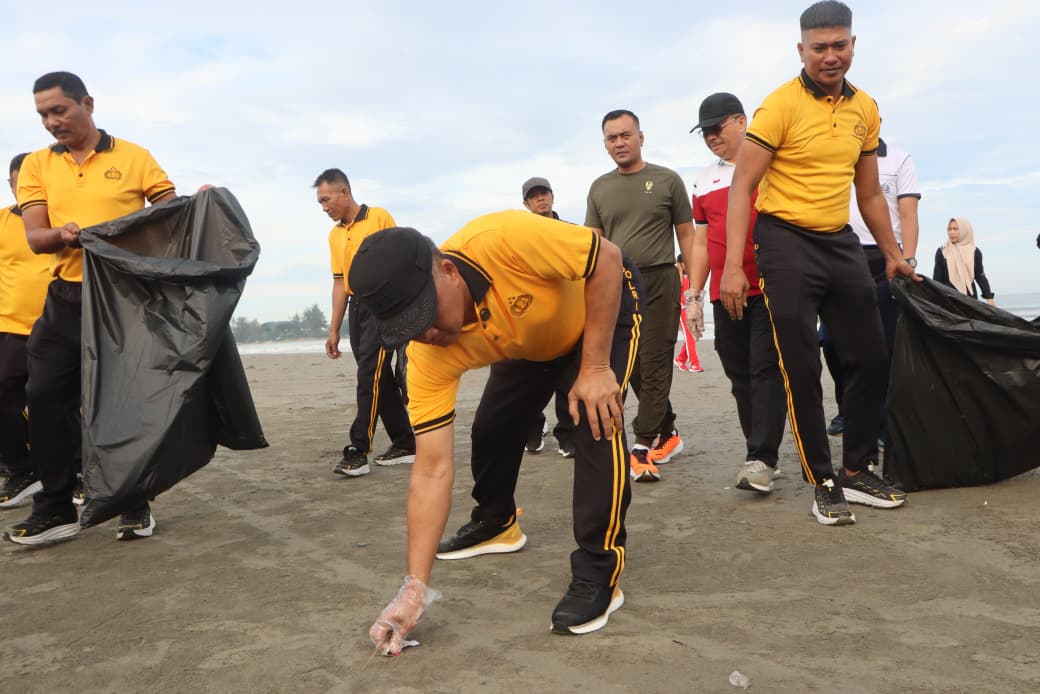 Polda Bengkulu Gaungkan GEMPAR GEMPITA ASRI, Bersih Pantai dan Kota Serentak di 38 Titik