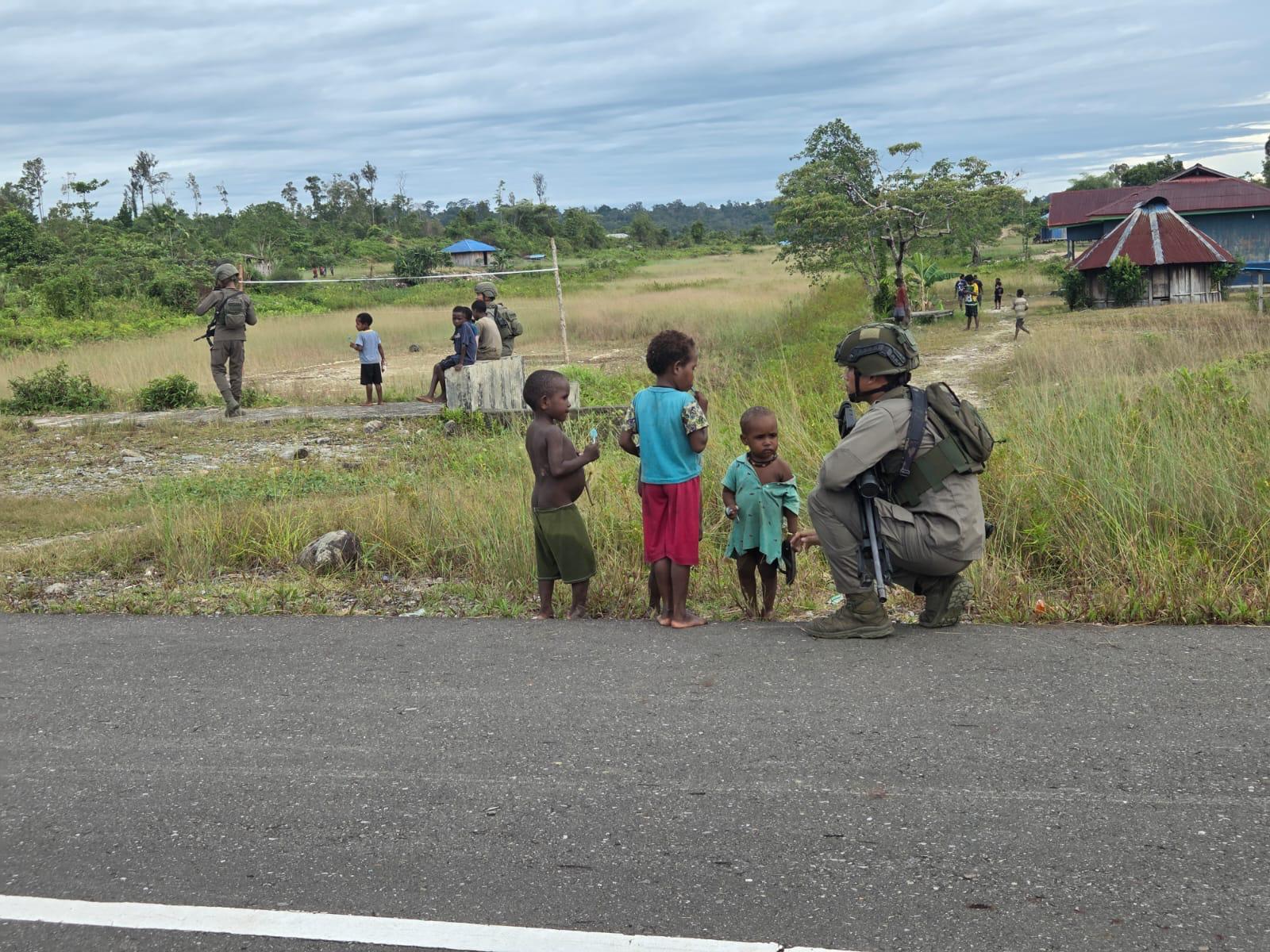 Bangun Kedekatan dengan Masyarakat, Satgas Damai Cartenz Intensifkan Patroli Humanis di Nduga
