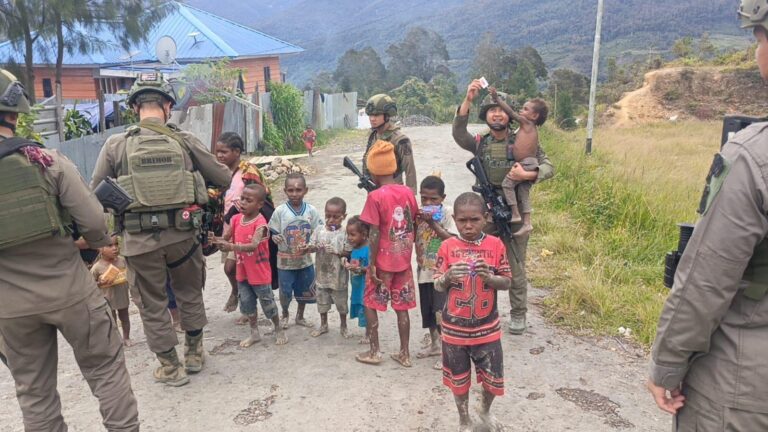 Patroli Satgas Ops Damai Cartenz di Intan Jaya: Interaksi dengan Warga dan Anak-anak di Sugapa