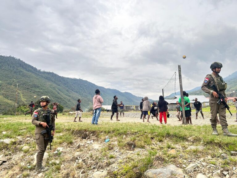 Polisi Hadir Menyapa Warga di Kulirik, Pendekatan Humanis Satgas Damai Cartenz Perkuat Rasa Aman