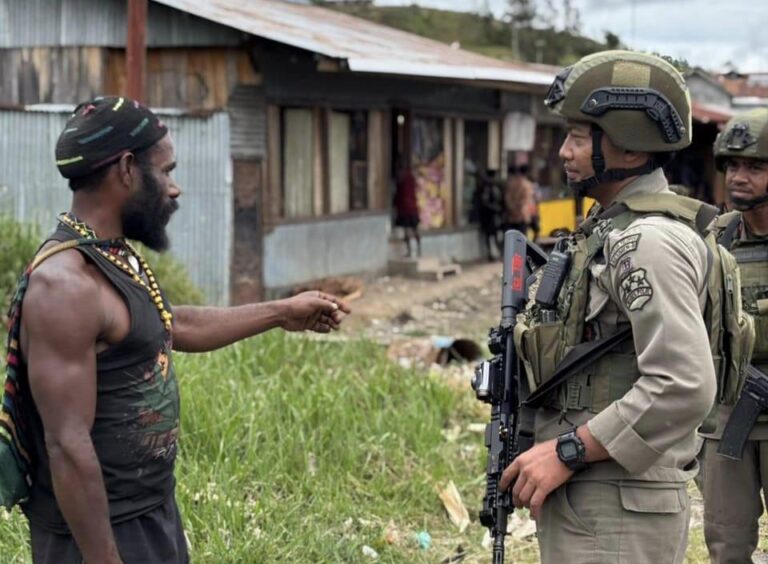 Patroli Humanis Ops Damai Cartenz Hadirkan Senyum dan Rasa Aman bagi Warga Sinak