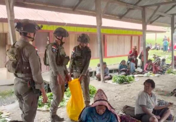 Patroli Humanis Jadi Ruang Harapan, Satgas Damai Cartenz Dorong Perputaran Ekonomi Mama-Mama Sinak