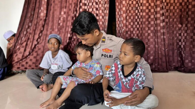 Senyum Anak-Anak Mimika dan Hangatnya Kepedulian Satgas Damai Cartenz