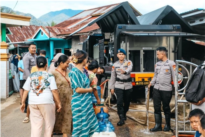 Kapolda Bengkulu Turun Langsung ke Lokasi Banjir Lebong, Kerahkan Water Treatment Atasi Krisis Air Bersih