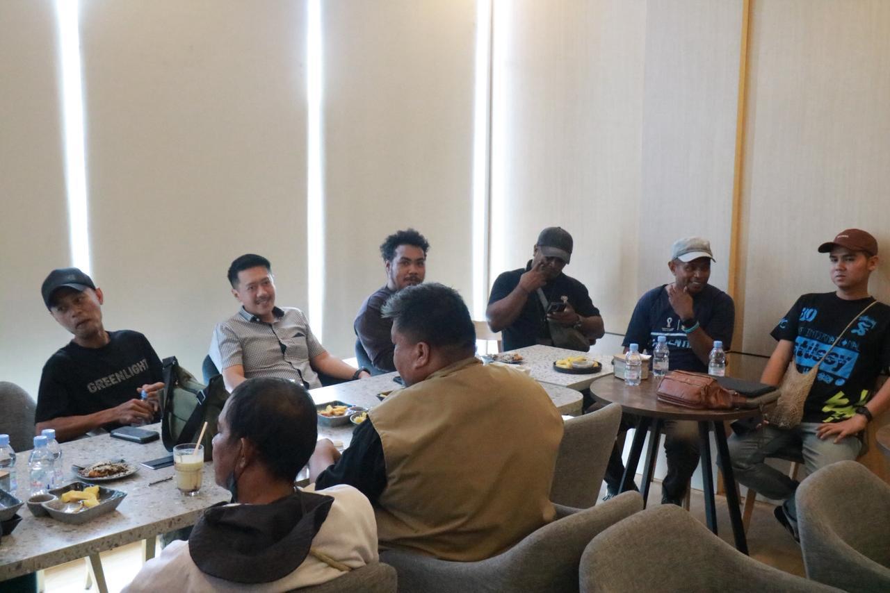 Perkuat Sinergi Informasi, Satgas Damai Cartenz Jalin Silaturahmi dengan Wartawan di Timika