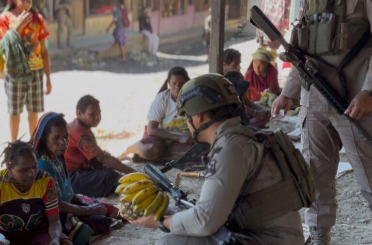 Patroli di Sinak, Ops Damai Cartenz Perkuat Kedekatan dan Rasa Aman Warga