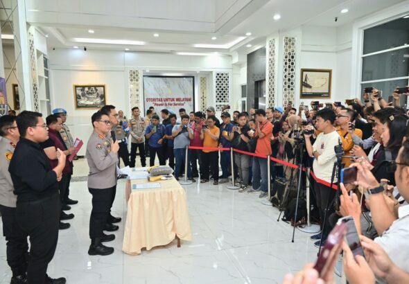 Polda Jambi Gelar Konferensi Pers, DPO Narkotika Berhasil Ditangkap di Tanjab Barat