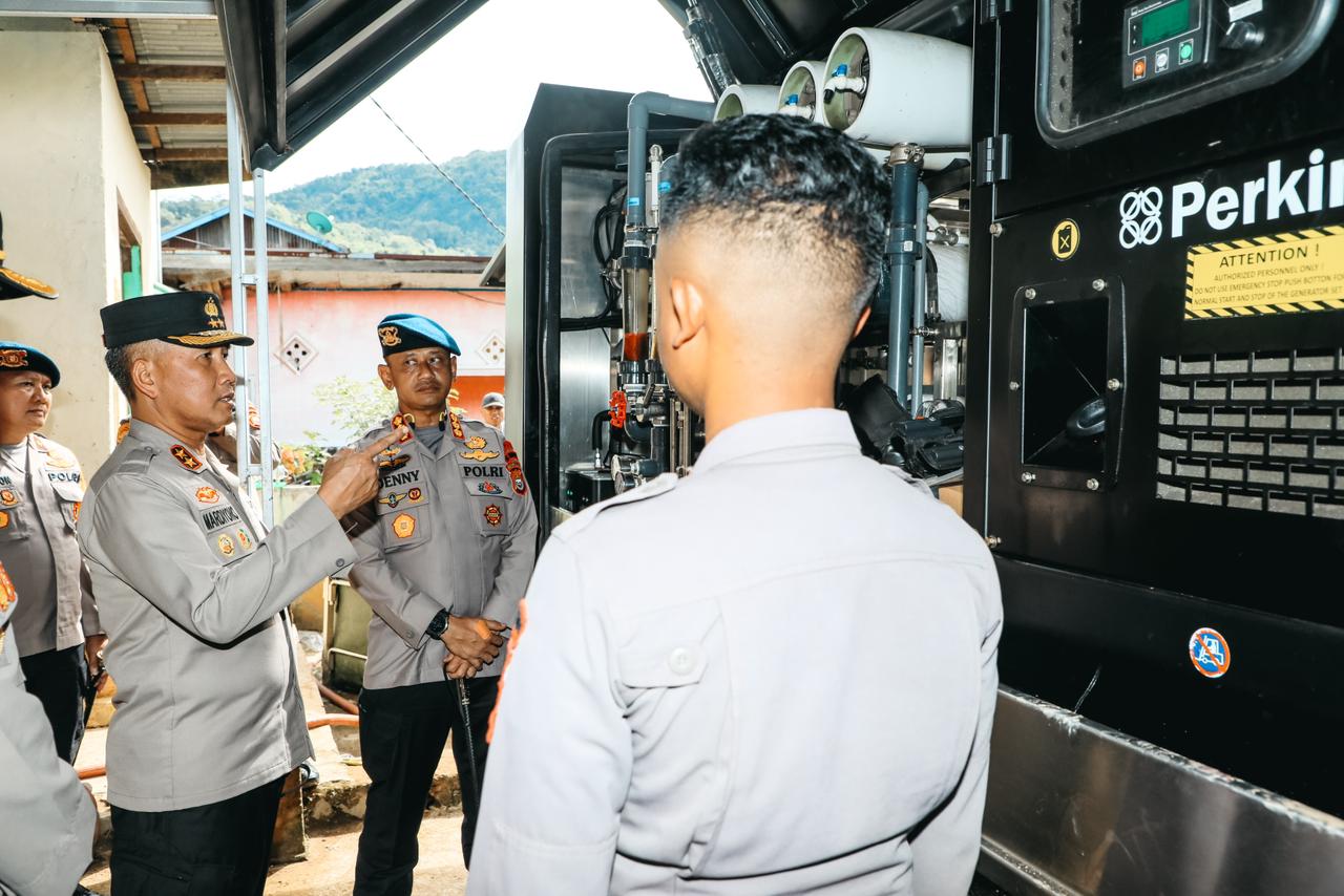 Kapolda Bengkulu Tinjau Posko Tanggap Darurat dan Salurkan Bantuan untuk Korban Banjir dan Longsor di Lebong.