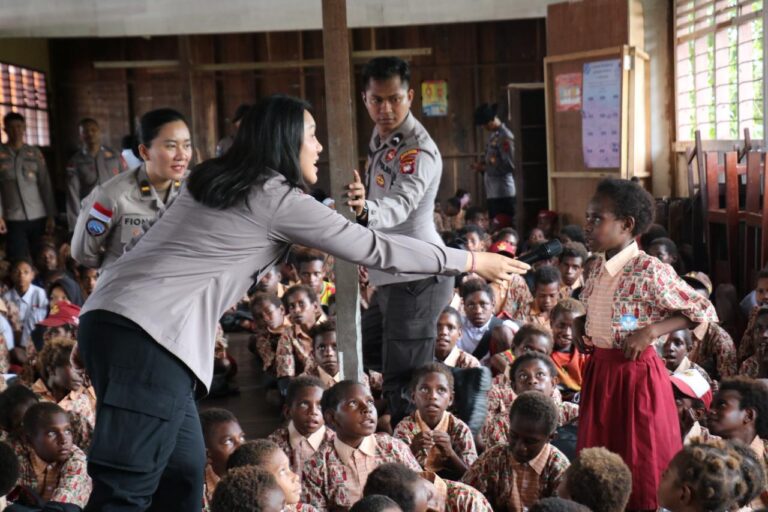 Hadirkan Keceriaan dan Edukasi Bagi Siswa, Satgas Damai Cartenz Gelar Bakti Sosial di SD Negeri Pomako 1
