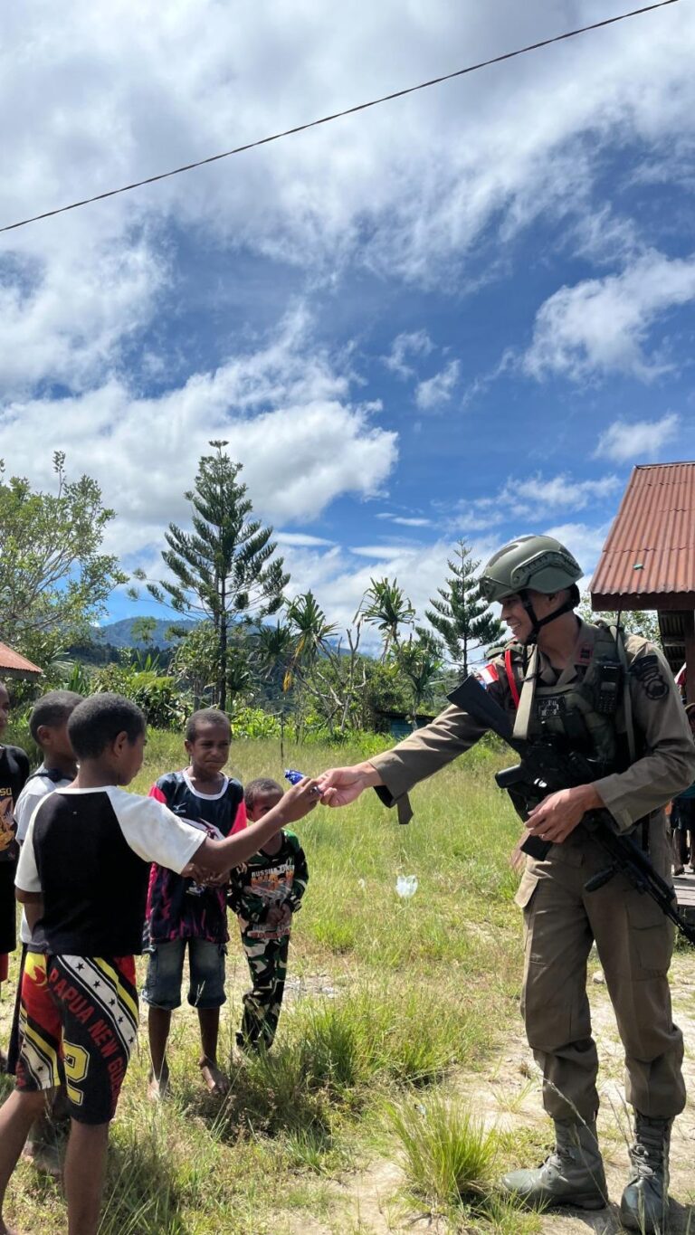 Jalin Keakraban dengan Warga, Satgas Ops Damai Cartenz Gelar Patroli Dialogis di Serambakon