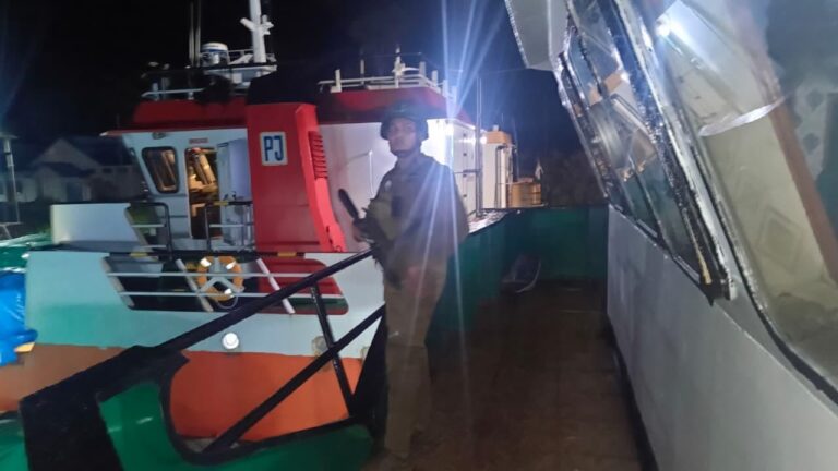 Satgas Ops Damai Cartenz Bersama Polres Yahukimo Jamin Keamanan Logistik Pasca Gangguan Kamtibmas di Perairan Yahukimo