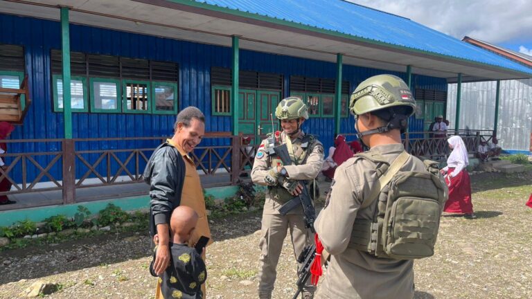 Satgas Ops Damai Cartenz Gelar Patroli Dialogis dan Sambang ke SDN Bale, Perkuat Kedekatan Humanis dengan Masyarakat