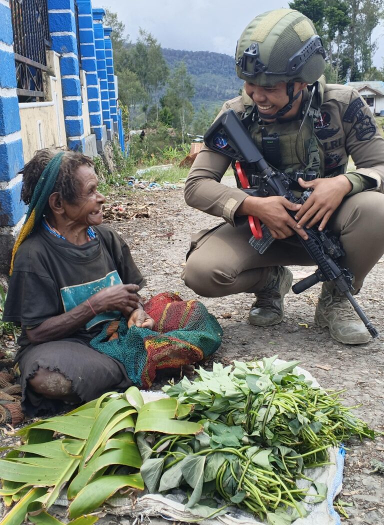 Patroli Humanis Satgas Damai Cartenz di Sugapa, Wujudkan Rasa Aman bagi Masyarakat