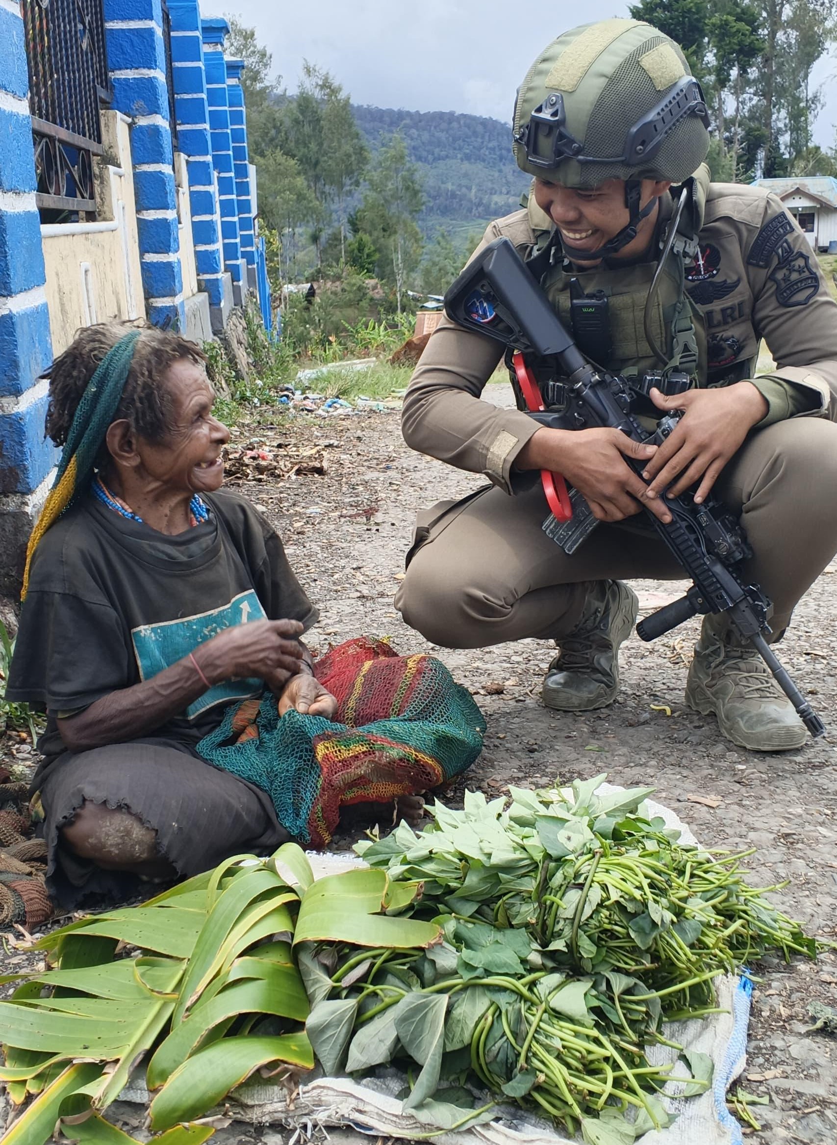 Patroli Humanis Satgas Damai Cartenz di Sugapa, Wujudkan Rasa Aman bagi Masyarakat