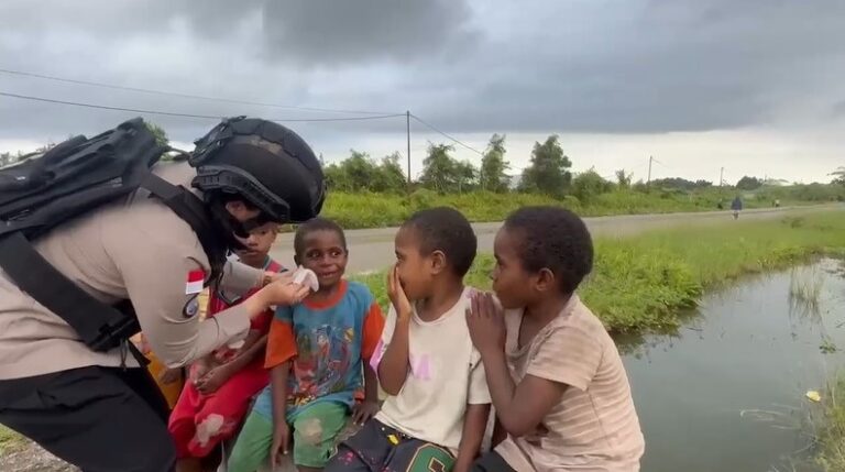 Di Balik Ramainya Pasar Keyabi Nduga, Senyum Mama Papua dan Polwan Damai Cartenz Rajut Rasa Aman dan Nyaman