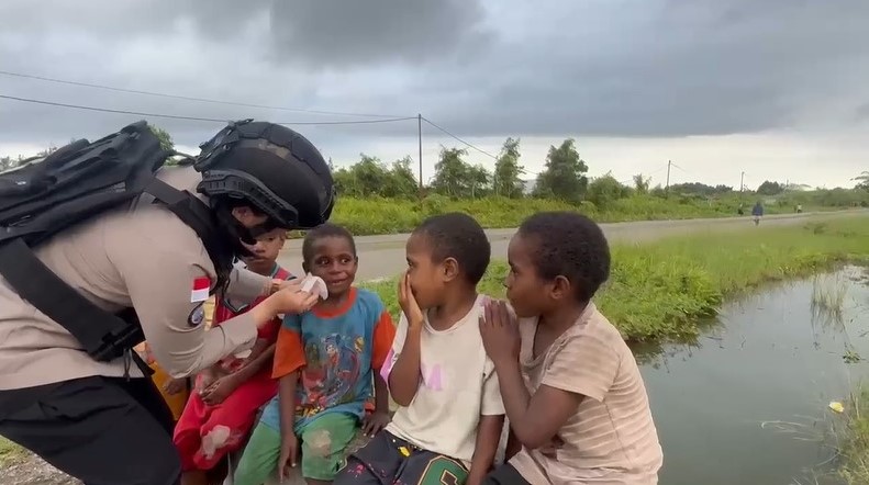 Di Balik Ramainya Pasar Keyabi Nduga, Senyum Mama Papua dan Polwan Damai Cartenz Rajut Rasa Aman dan Nyaman