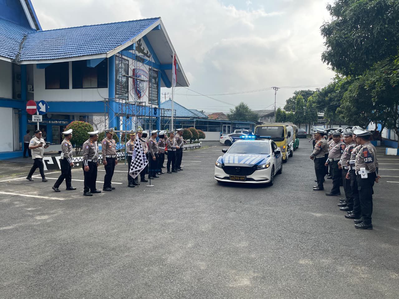 Ditlantas Polda Lampung Salurkan 16.000 Liter Air Bersih untuk 100 KK di Pesawaran Sambut Hari Bhayangkara ke-80